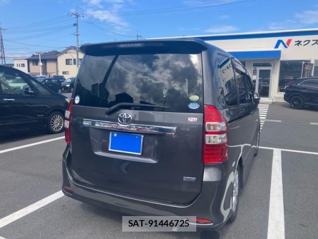 Toyota NOAH 2011-02 8414012-3