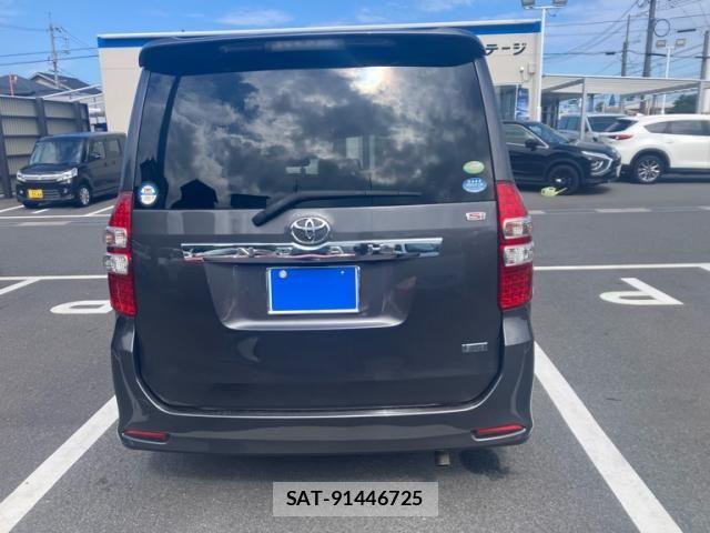 Toyota NOAH 2011-02 8414012-5
