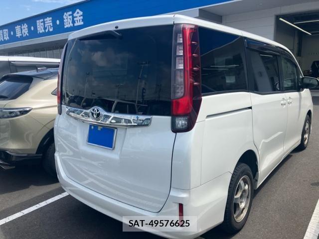 Toyota NOAH 2015-10 8562984-6