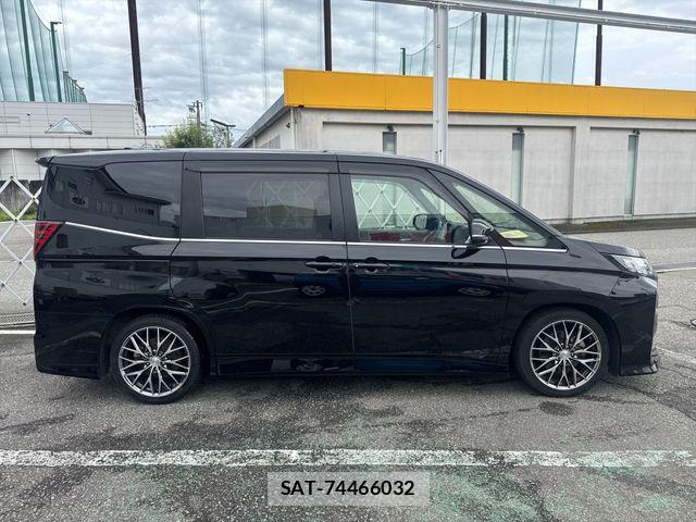 Toyota NOAH 2023-07 8562980-3