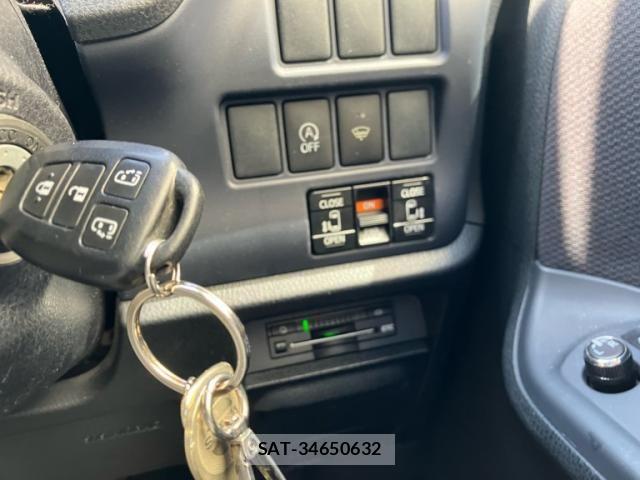 Toyota NOAH 2014-03 8628113-13