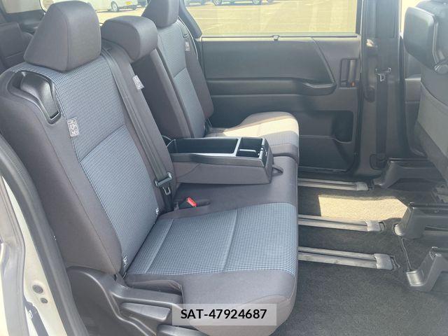 Toyota NOAH 2023-07 8744776-12