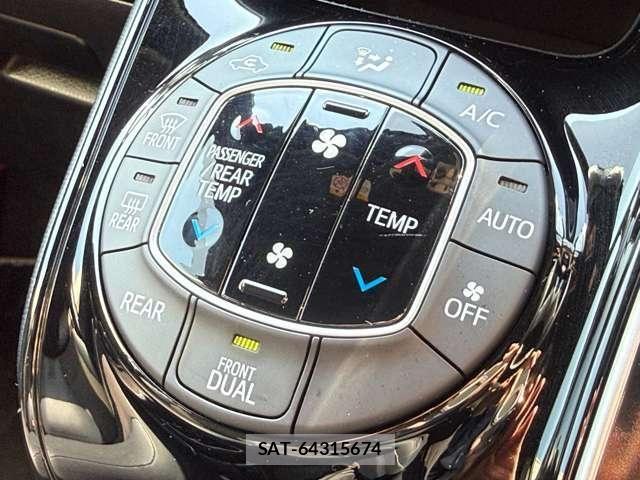 Toyota NOAH 2017-03 8744777-12
