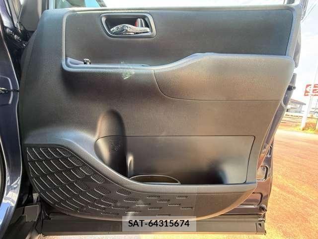 Toyota NOAH 2017-03 8744777-24