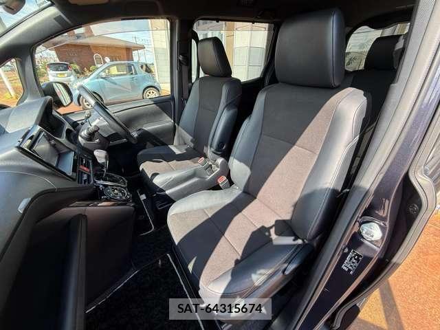 Toyota NOAH 2017-03 8744777-27