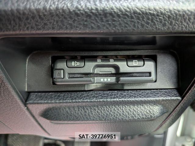 Toyota NOAH 2019-03 8744775-19