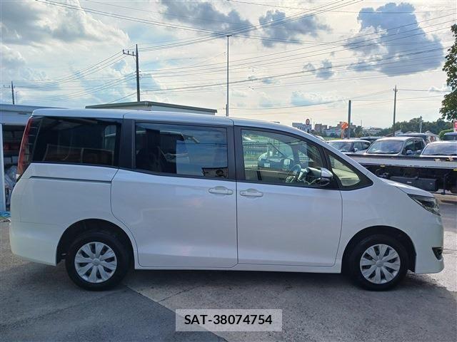 Toyota NOAH 2021-08 8744779-12