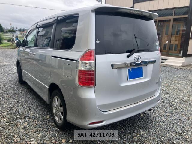 Toyota NOAH 2007-08 8744780-10