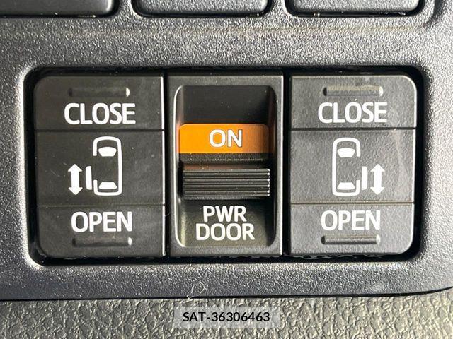 Toyota NOAH 2017-04 8781411-4