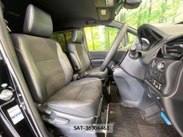 Toyota NOAH 2017-04 8781411-7