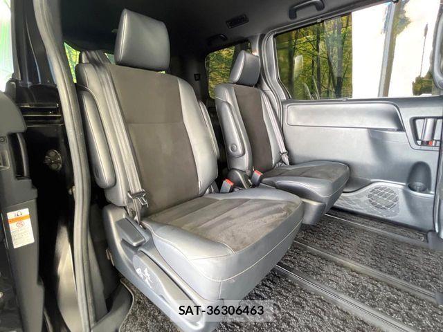 Toyota NOAH 2017-04 8781411-8