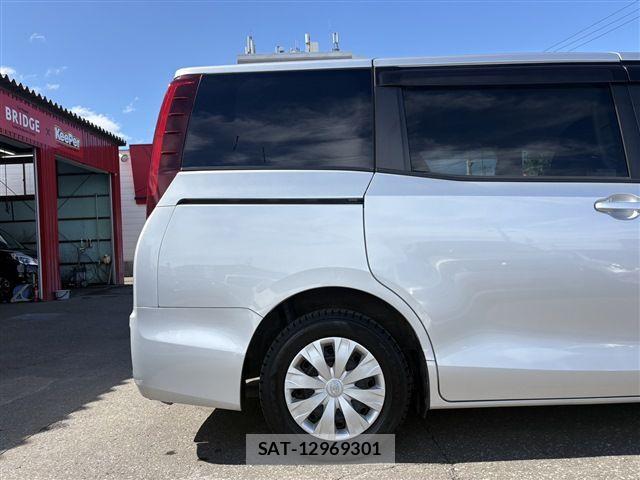 Toyota NOAH 2015-11 8781410-9