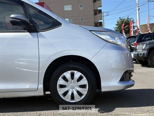 Toyota NOAH 2015-11 8781410-11