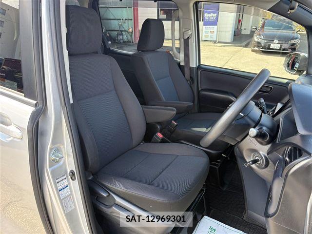 Toyota NOAH 2015-11 8781410-15