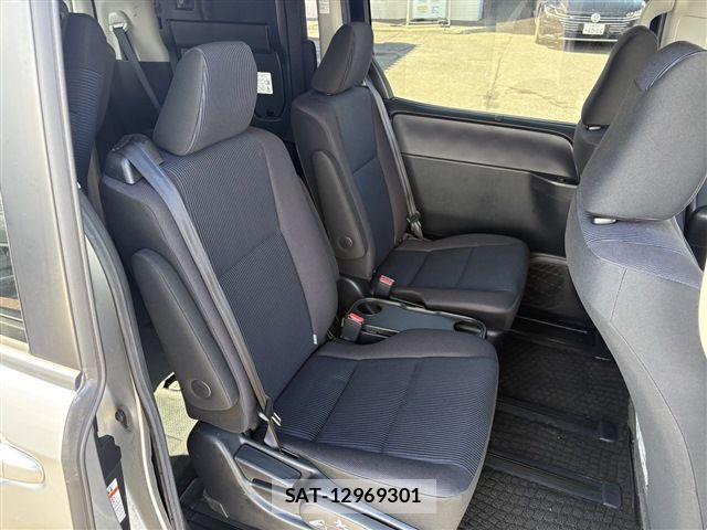 Toyota NOAH 2015-11 8781410-16