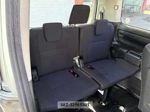 Toyota NOAH 2015-11 8781410-17