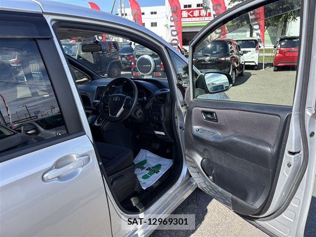 Toyota NOAH 2015-11 8781410-21