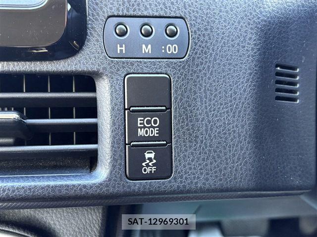 Toyota NOAH 2015-11 8781410-27