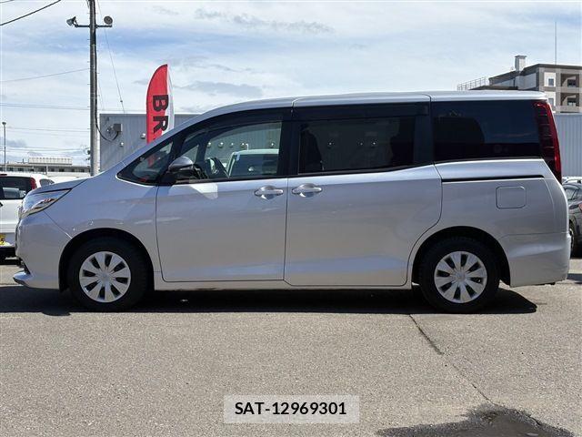 Toyota NOAH 2015-11 8781410-4