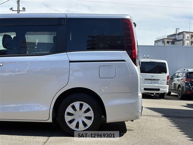 Toyota NOAH 2015-11 8781410-5