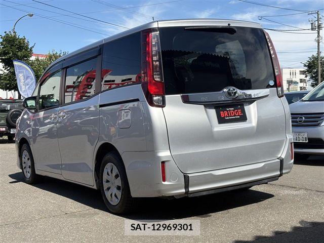 Toyota NOAH 2015-11 8781410-6