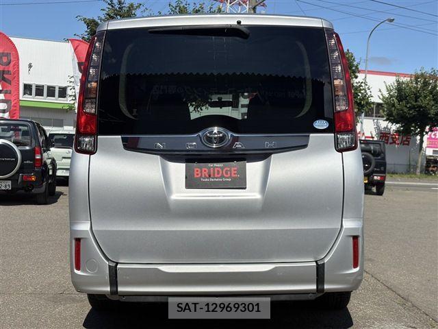 Toyota NOAH 2015-11 8781410-7
