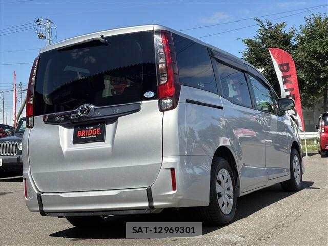 Toyota NOAH 2015-11 8781410-8