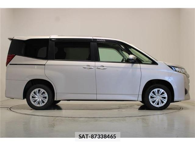 Toyota NOAH 2023-11 8796948-12