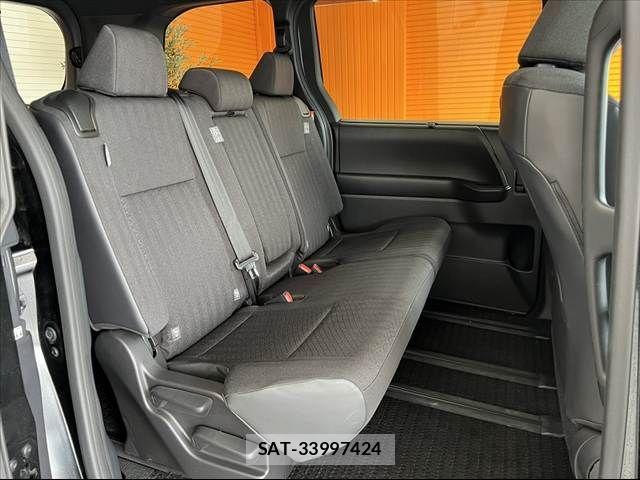 Toyota NOAH 2022-06 8881216-17