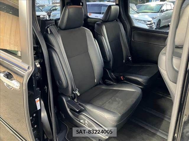 Toyota NOAH HYBRID 2017-02 789713-9