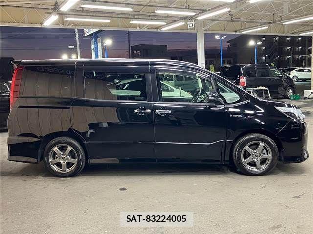 Toyota NOAH HYBRID 2017-02 789713-14