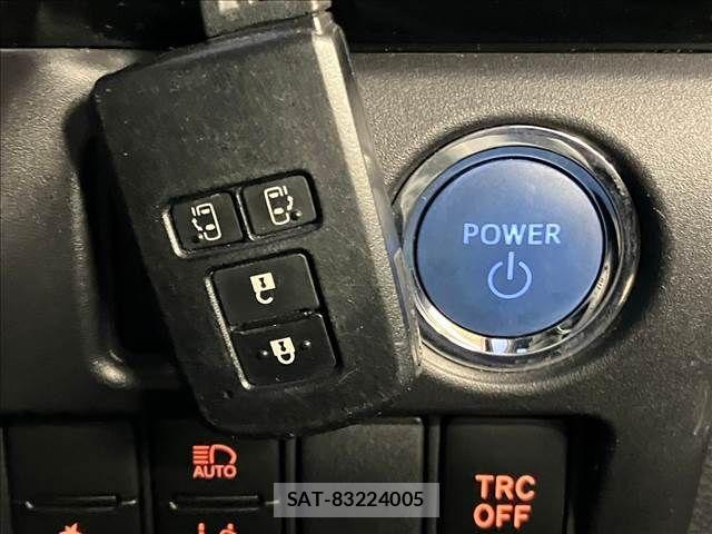 Toyota NOAH HYBRID 2017-02 789713-7
