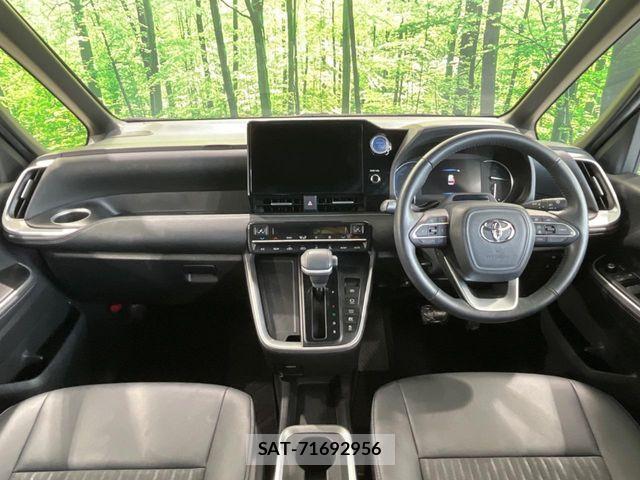 Toyota NOAH HYBRID 2022-12 1212951-1