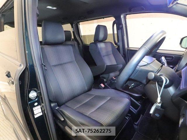 Toyota NOAH HYBRID 2017-08 1223487-3