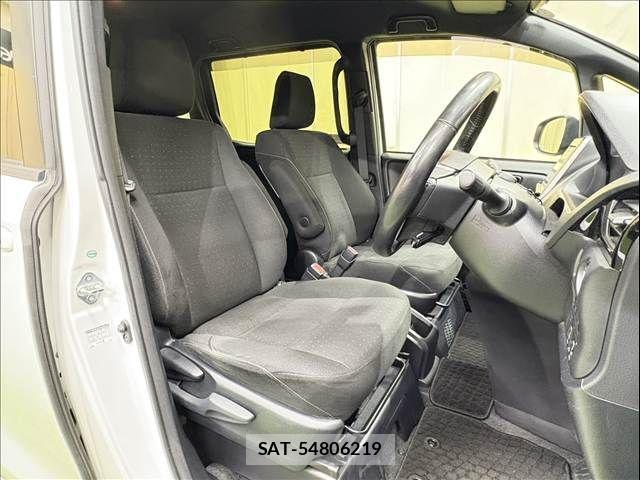 Toyota NOAH HYBRID 2018-01 1473904-9