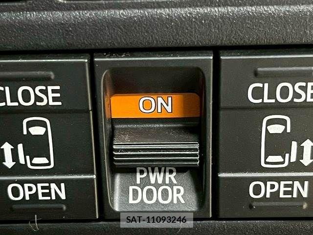 Toyota NOAH HYBRID 2019-08 1610063-10