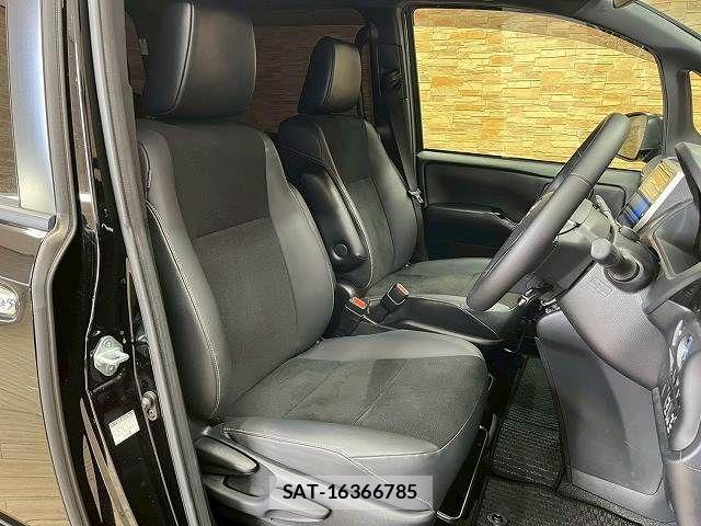 Toyota NOAH HYBRID 2019-10 1745104-4