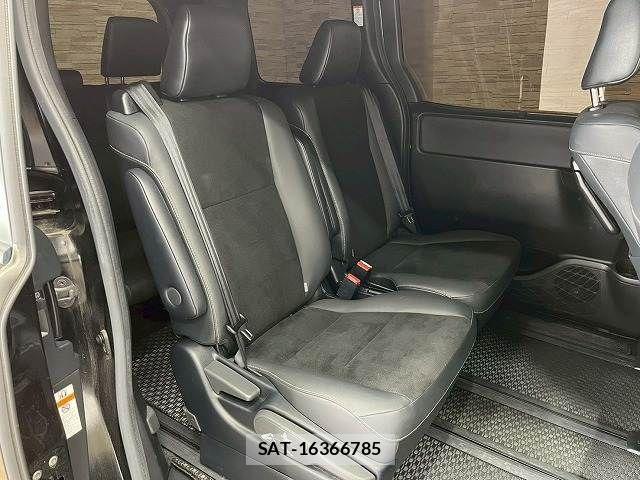 Toyota NOAH HYBRID 2019-10 1745104-5