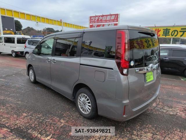 Toyota NOAH HYBRID 2015-04 2003114-11
