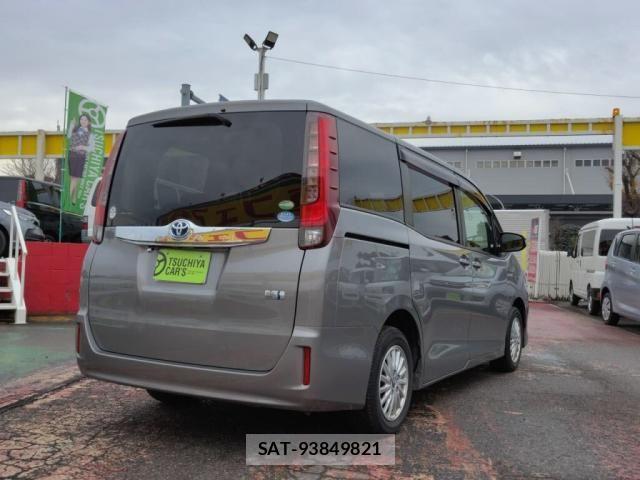Toyota NOAH HYBRID 2015-04 2003114-1