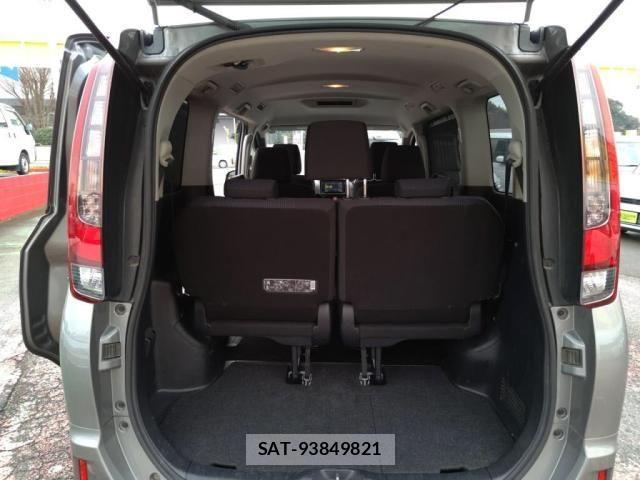 Toyota NOAH HYBRID 2015-04 2003114-23