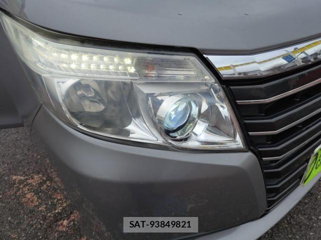 Toyota NOAH HYBRID 2015-04 2003114-27