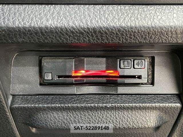 Toyota NOAH HYBRID 2018-01 2083762-9