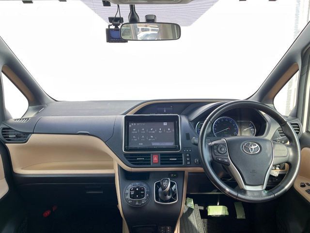 Toyota NOAH HYBRID 2014-07 3678318-1
