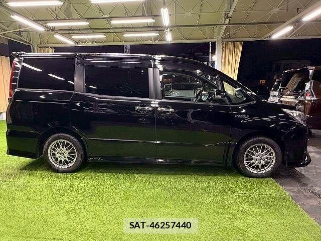 Toyota NOAH HYBRID 2019-03 4422682-17