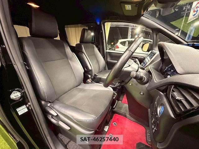 Toyota NOAH HYBRID 2019-03 4422682-8