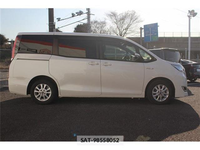 Toyota NOAH HYBRID 2017-12 4640175-9
