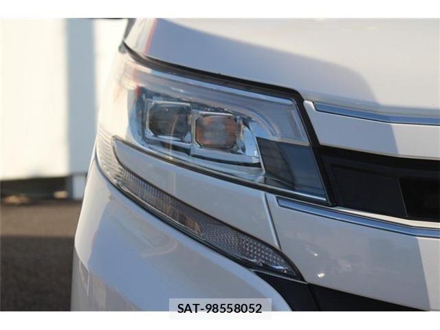 Toyota NOAH HYBRID 2017-12 4640175-15