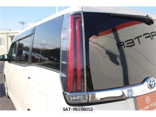 Toyota NOAH HYBRID 2017-12 4640175-20