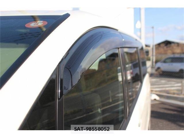 Toyota NOAH HYBRID 2017-12 4640175-24